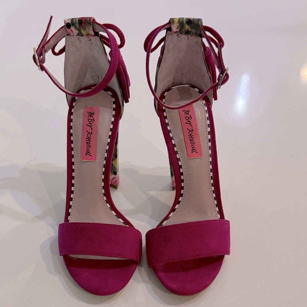 Betsey Johnson Rallo magenta floral block heel sandal
